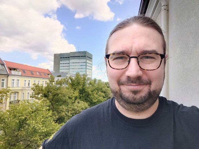 Die Frontkamera hat ein Weitwinkelobjektiv ...